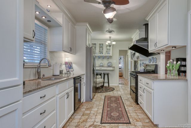 935 VANDERHOEVEN DR, San Antonio, TX 78209