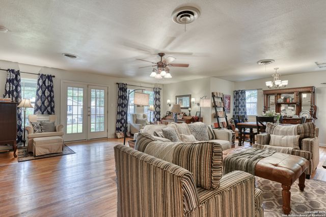 935 VANDERHOEVEN DR, San Antonio, TX 78209
