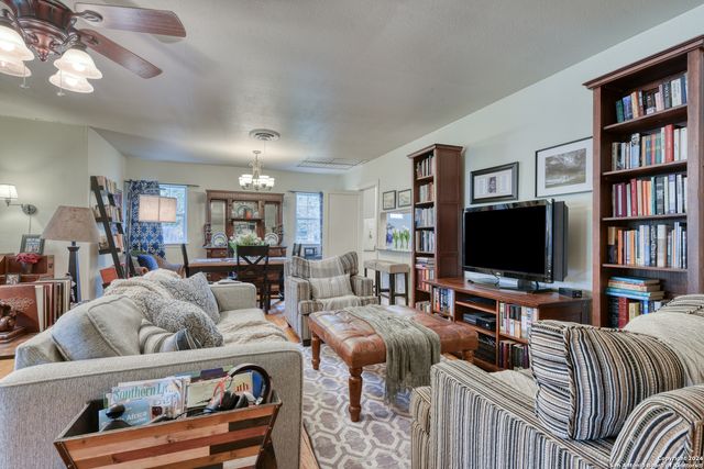 935 VANDERHOEVEN DR, San Antonio, TX 78209