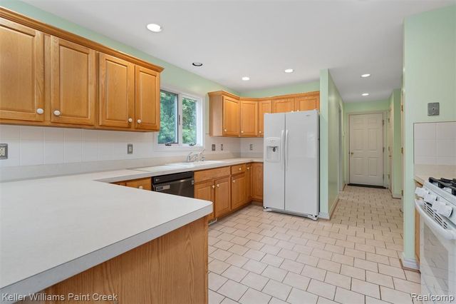 210 Mayfield, Leonard, MI 48367