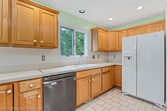 210 Mayfield, Leonard, MI 48367