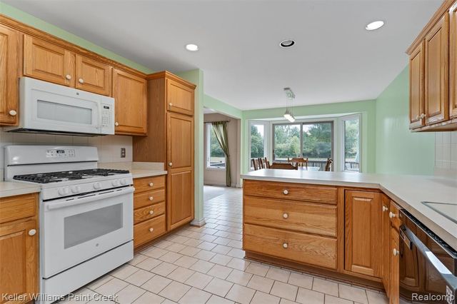 210 Mayfield, Leonard, MI 48367