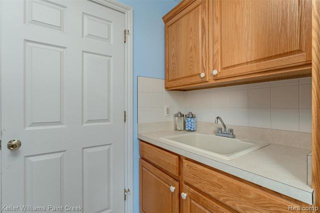 210 Mayfield, Leonard, MI 48367