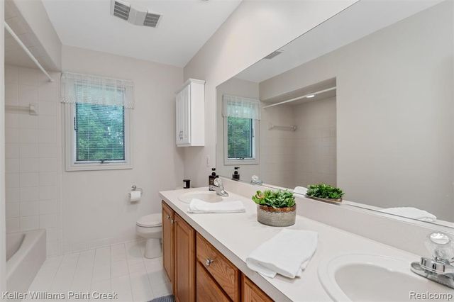 210 Mayfield, Leonard, MI 48367