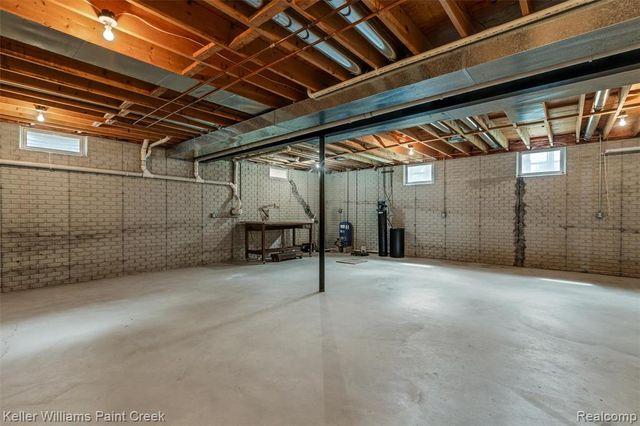 210 Mayfield, Leonard, MI 48367