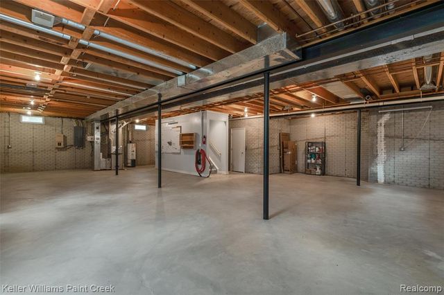 210 Mayfield, Leonard, MI 48367