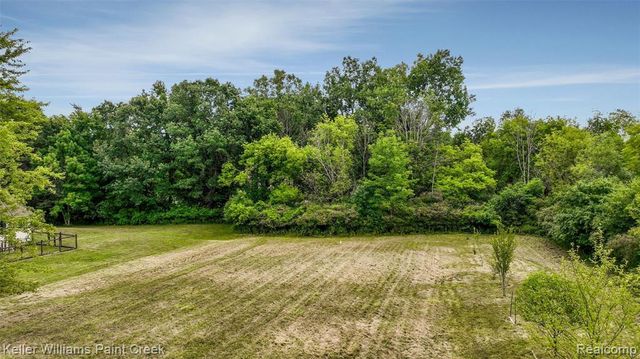 210 Mayfield, Leonard, MI 48367