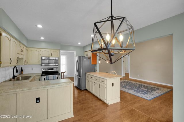 230 E Emerald Cir, Mt Washington, KY 40047