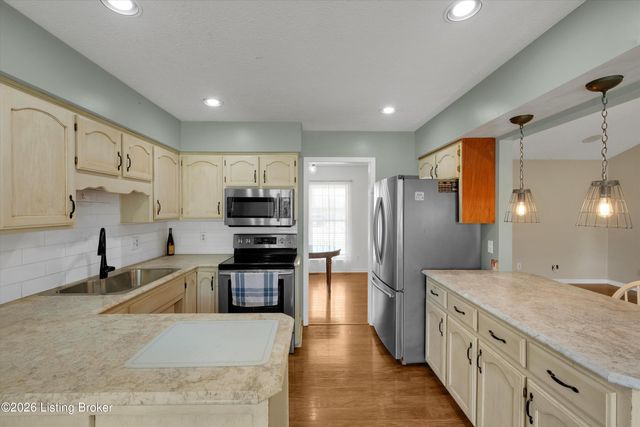 230 E Emerald Cir, Mt Washington, KY 40047