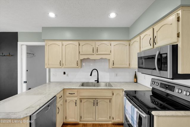 230 E Emerald Cir, Mt Washington, KY 40047
