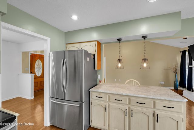 230 E Emerald Cir, Mt Washington, KY 40047