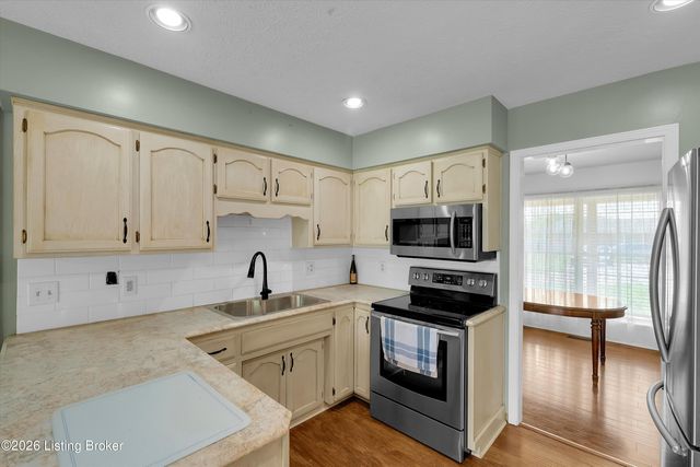 230 E Emerald Cir, Mt Washington, KY 40047