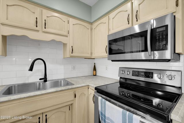 230 E Emerald Cir, Mt Washington, KY 40047