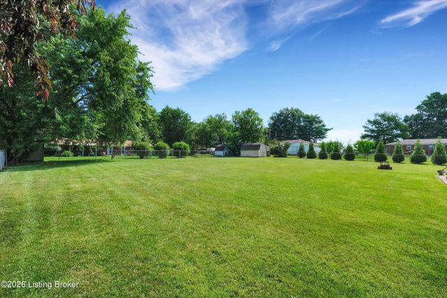 230 E Emerald Cir, Mt Washington, KY 40047