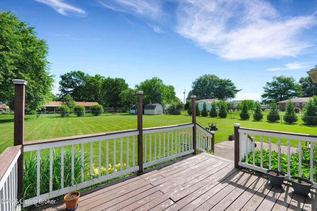 230 E Emerald Cir, Mt Washington, KY 40047