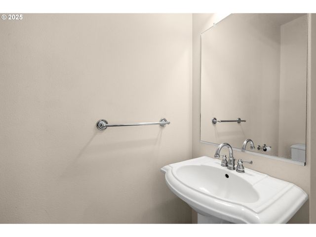 10882 Ne RED WING Way 204, Beaverton, OR 97006