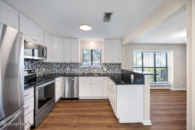 2001 WOOD HILL Drive, Jacksonville, FL 32256