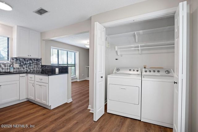 2001 WOOD HILL Drive, Jacksonville, FL 32256