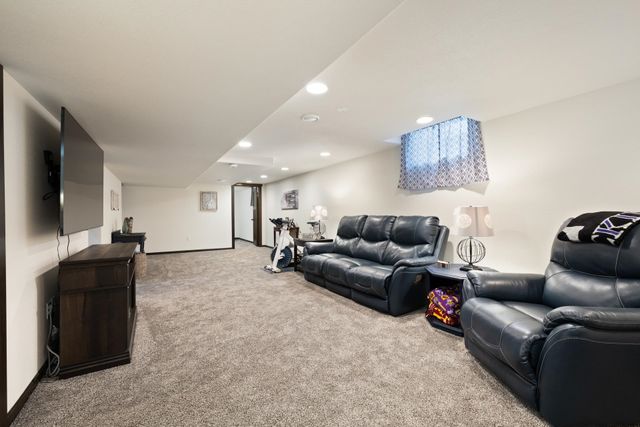 607 17th St SW, Minot, ND 58701