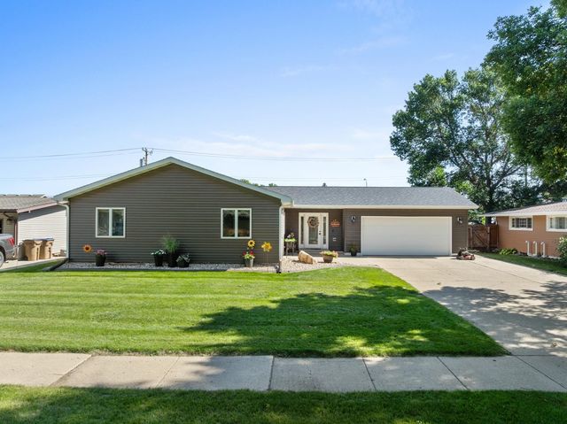 607 17th St SW, Minot, ND 58701