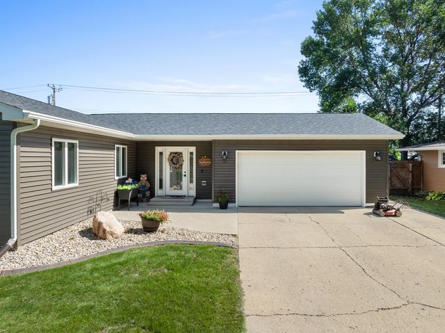 607 17th St SW, Minot, ND 58701
