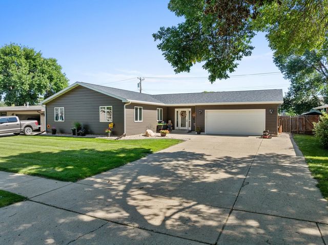 607 17th St SW, Minot, ND 58701