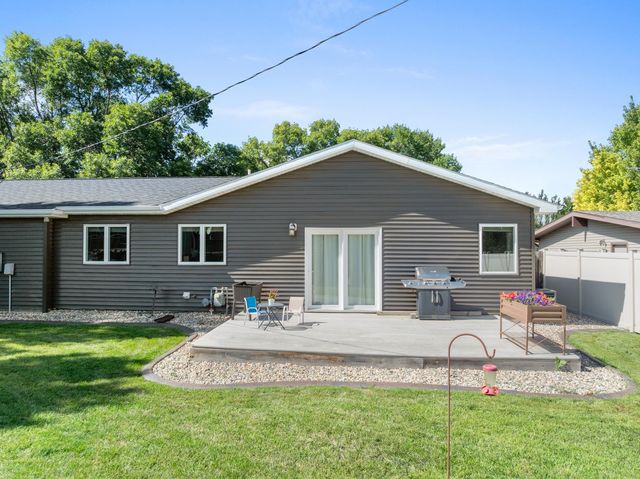 607 17th St SW, Minot, ND 58701