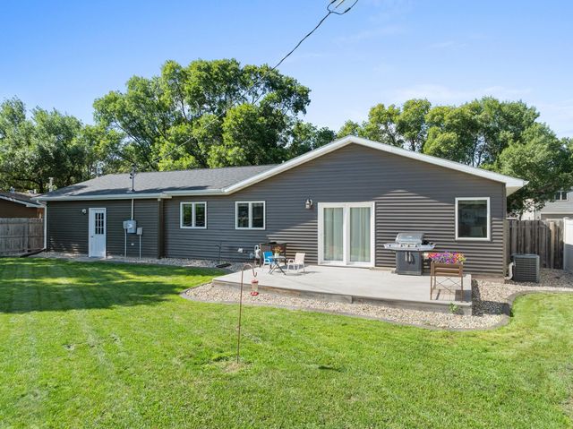 607 17th St SW, Minot, ND 58701