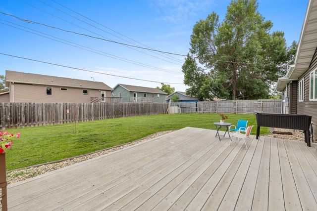 607 17th St SW, Minot, ND 58701
