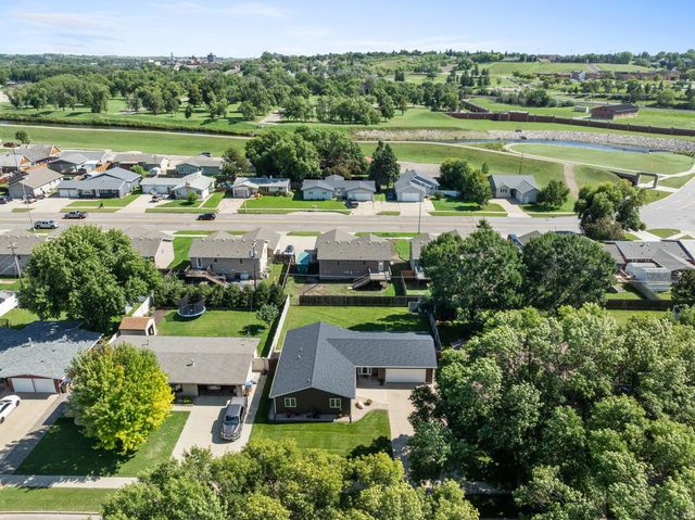 607 17th St SW, Minot, ND 58701