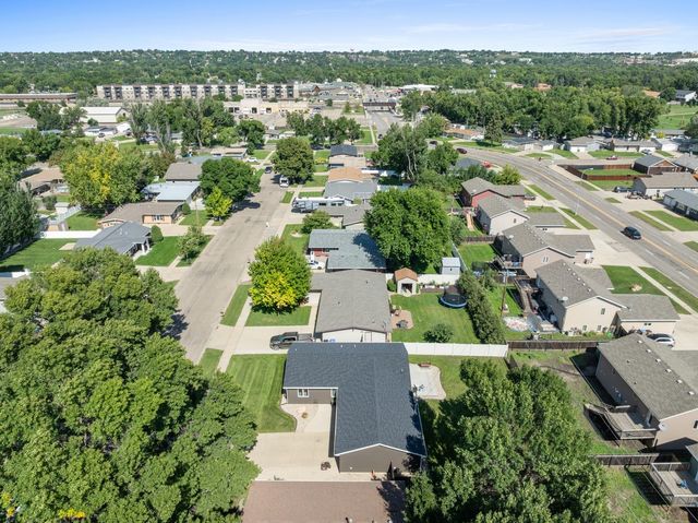 607 17th St SW, Minot, ND 58701