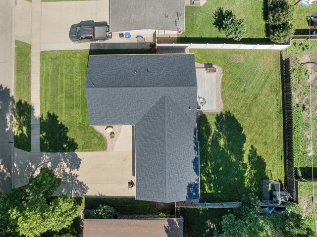 607 17th St SW, Minot, ND 58701