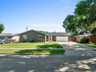 607 17th St SW, Minot, ND 58701