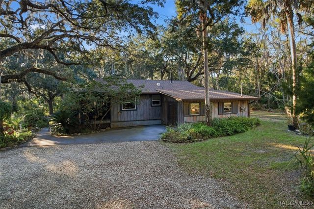 398 S Winterset Avenue, Crystal River, FL 34429