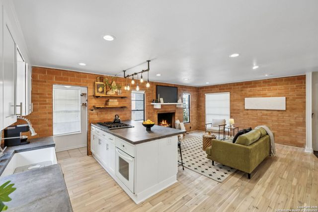 116 College, Alamo Heights, TX 78209