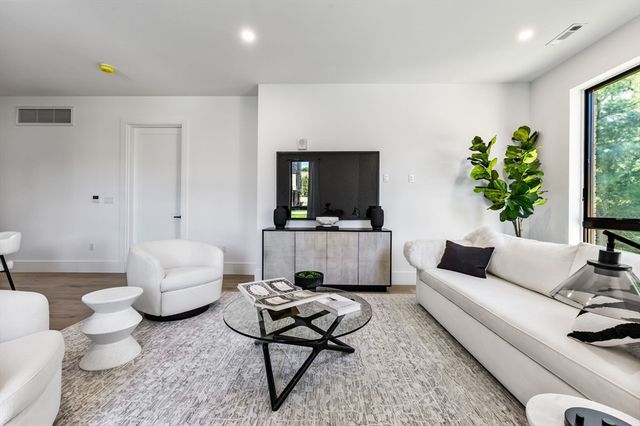 1114 Beacon St. 203, Newton, MA 02641