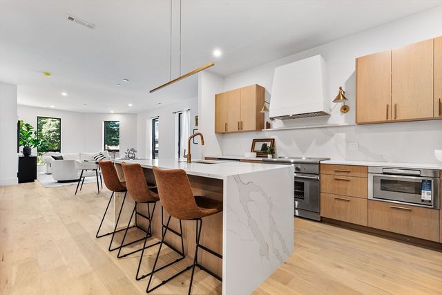 1114 Beacon St. 203, Newton, MA 02641