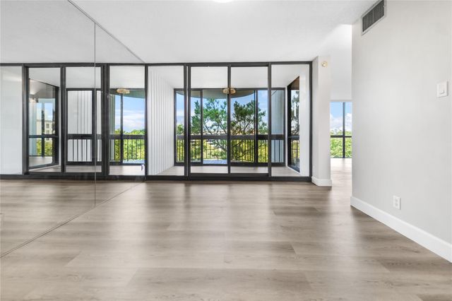 5001 Woodway Drive 705, Houston, TX 77056