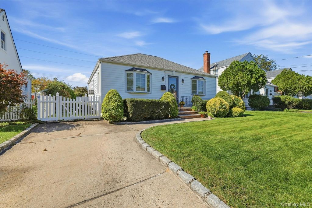 53 Greenway W, New Hyde Park, NY 11040 — photo 2