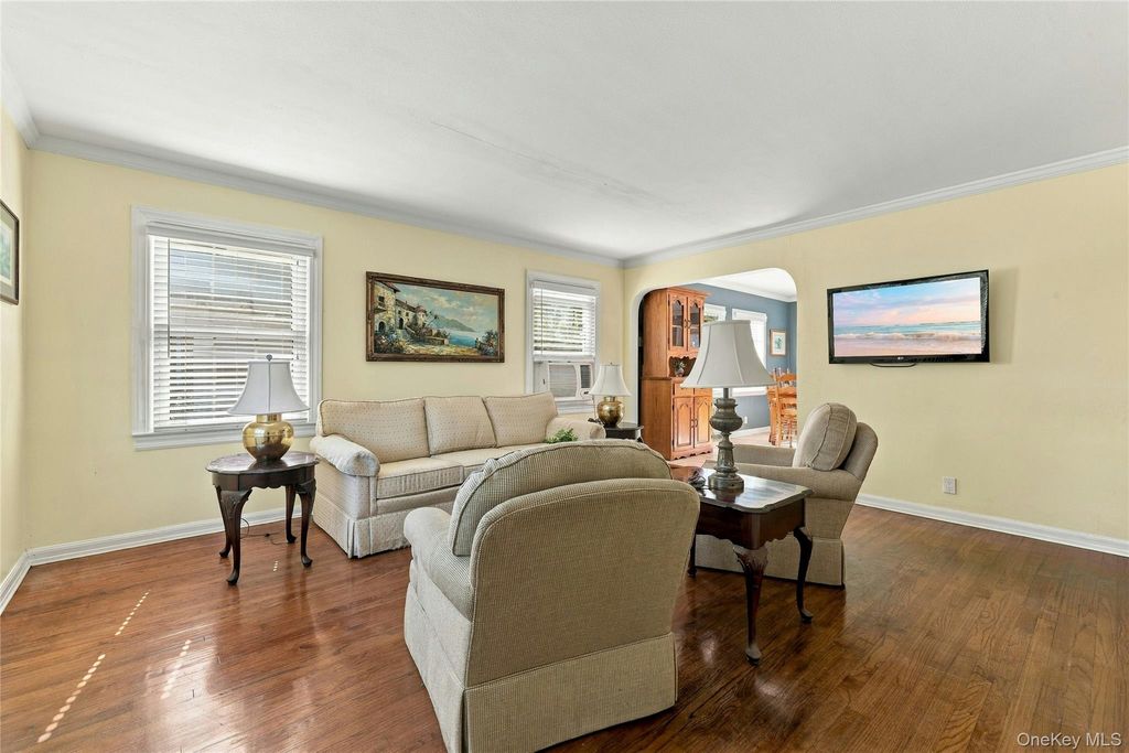 53 Greenway W, New Hyde Park, NY 11040 — photo 4