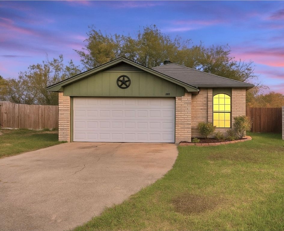 201 Lone Pine Court, Fort Worth, TX 76108