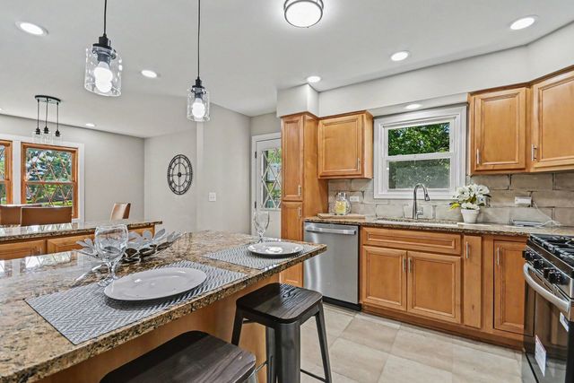 15405 James Drive, Oak Forest, IL 60452