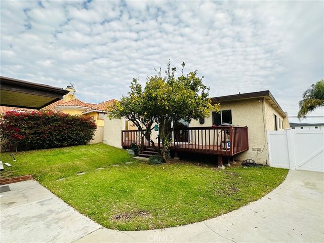 327 S Meadows Avenue, Manhattan Beach, CA 90266