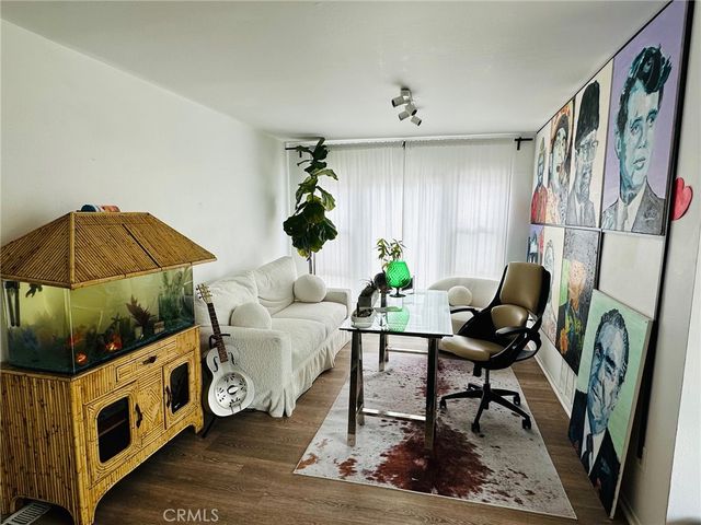 327 S Meadows Avenue, Manhattan Beach, CA 90266