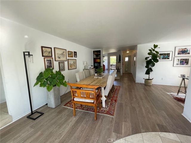 327 S Meadows Avenue, Manhattan Beach, CA 90266