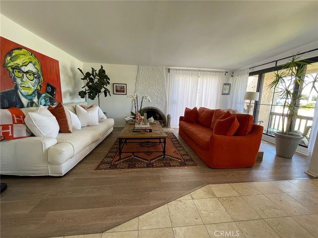 327 S Meadows Avenue, Manhattan Beach, CA 90266