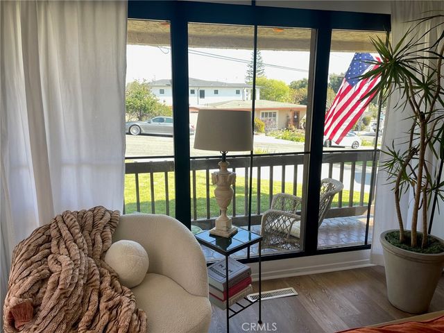 327 S Meadows Avenue, Manhattan Beach, CA 90266