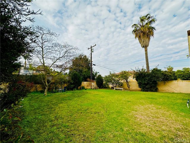 327 S Meadows Avenue, Manhattan Beach, CA 90266
