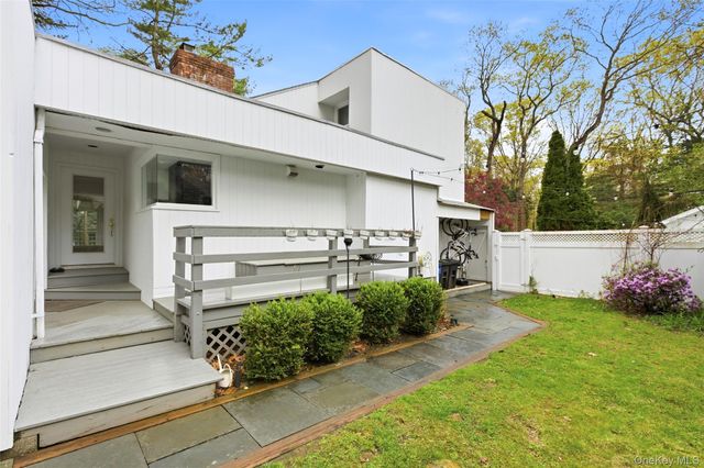 33 Hillside Road, Stony Brook, NY 11790