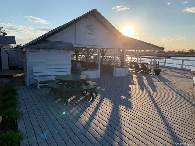 33 Hillside Road, Stony Brook, NY 11790